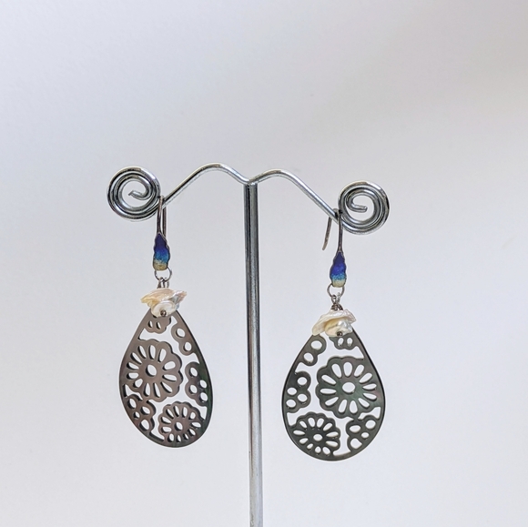 Elegance Mother of pearl Earrings, Intricate Filigree, Black Teardrop dangle - Picture 4 of 6